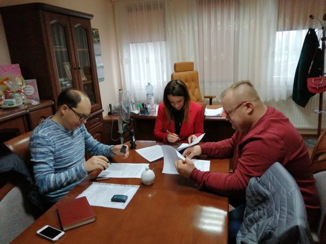 Wójt gminy Zbójno Katarzyna Kukielska podpisała umowę na przystosowanie części budynku Zespołu Szkół w Zbójnie na potrzeby  Urzędu Gminy i GOPS