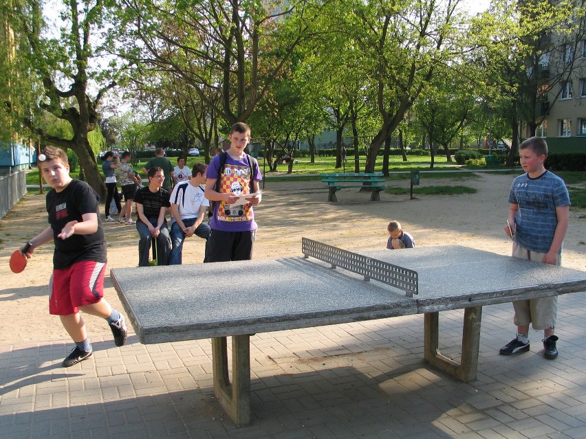 Głogów: I Podwórkowy Turniej Tenisa Stołowego na osiedlu Hutnik w Głogowie