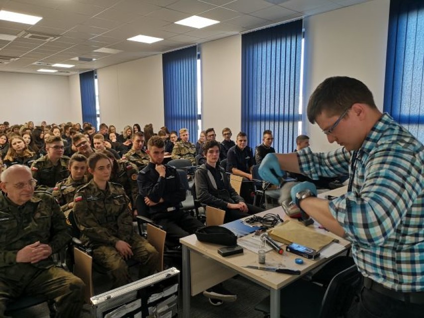 Policja w Kaliszu prowadzi wykłady dla uczniów klas...