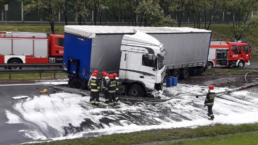 Świętochłowice: Wypadek TIR-a na DTŚ [ZDJĘCIA]. Duże utrudnienia dla kierowców