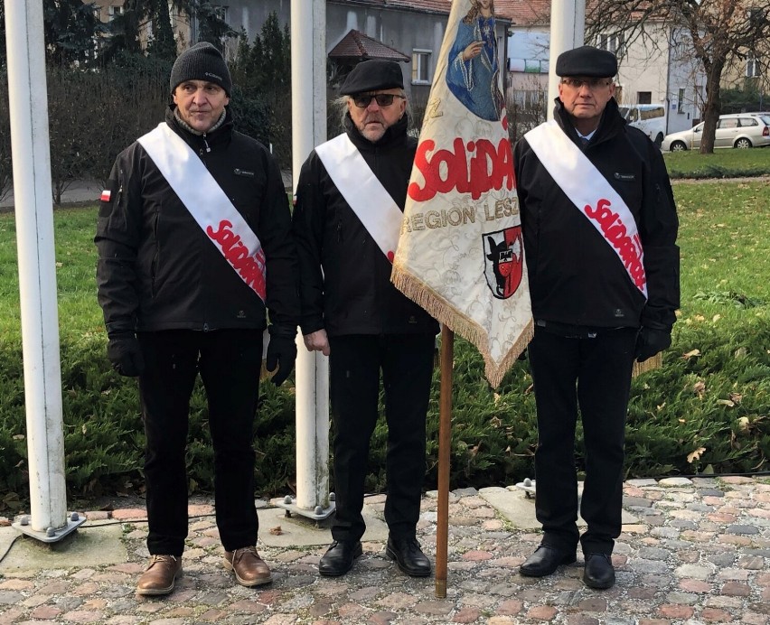41 rocznica wprowadzenia stanu wojennego. Złożyli kwiaty pod pomnikiem Ludziom Solidarności w Lesznie ZDJĘCIA 