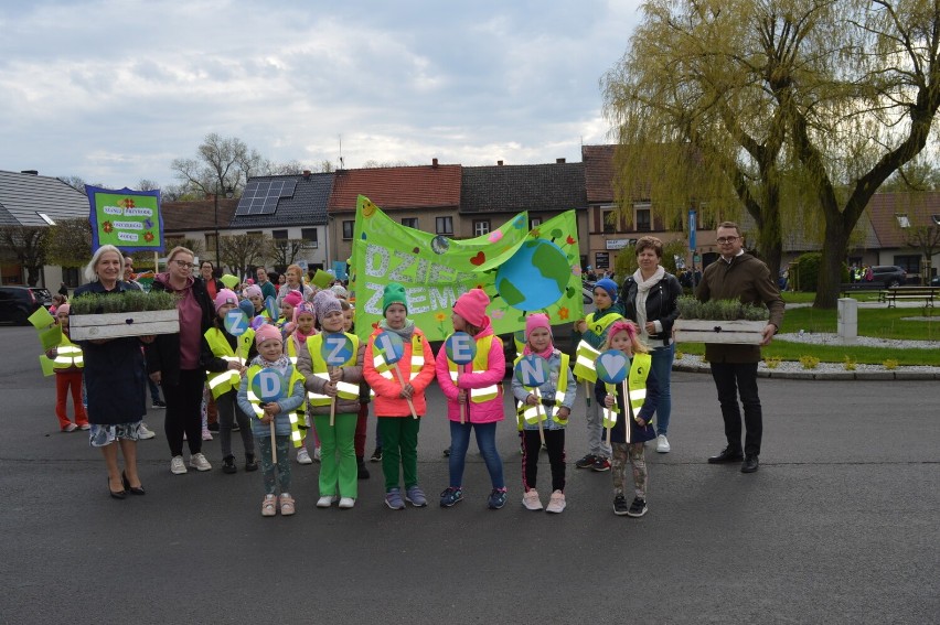 Międzynarodowy Dzień Ziemi w Wielichowie. Ekologiczny happening przeszedł ulicami miasta