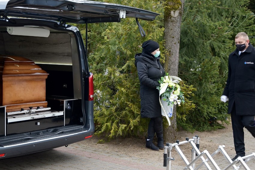 Piła. Na Cmentarzu Komunalnym w Pile odbył się pogrzeb ks. Krzysztofa Oleszkiewicza [ZDJĘCIA]