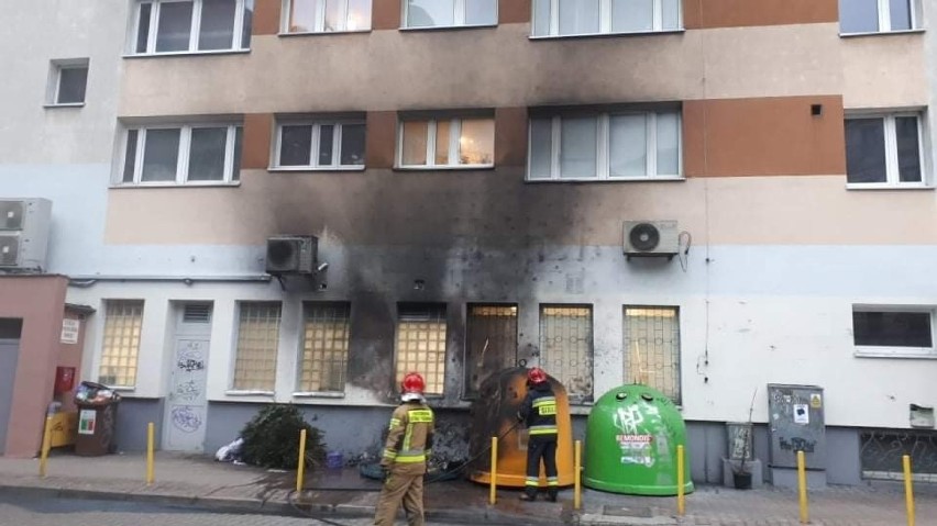 Śmietniki przy alei Wojska Polskiego w Szczecinie są ciągle podpalane! Mieszkańcy się boją