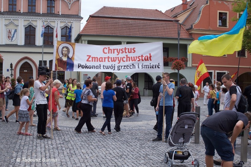 W Krakowie rozpoczęły się ŚDM, a "neony" z Ukrainy chodzą po Stargardzie [zdjęcia]