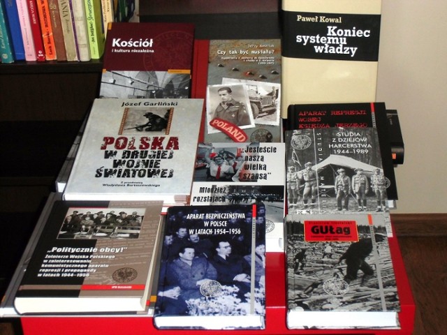 Nowe książki w Bibliotece Publicznej w Koziegłowach przekazane przez IPN.