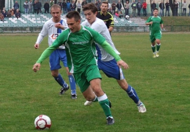 Grzegorz Bąk (w zielonej koszulce) został nowym trenerem Rajska. Wciąż będzie wspierał zespół na boisku.