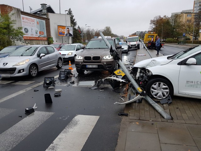 Przy ul. Bema doszło dziś do kolizji drogowej. Zderzeniu uległy samochody osobowe. Na szczęście nikomu z kierujących nic się nie stało.

- Samochód marki Volkswagen Polo zderzył się z autem marki Renault. W wyniku kolizji odłamki sygnalizacji świetlnej uderzyły w dwa pobliskie pojazdy BMW. Mandatem karnym został ukarany kierowca volkswagena polo. Nikt z uczestników kolizji nie został przewieziony do szpitala - tłumaczy Wojciech Chrostowski z Komendy Miejskiej Policji.

Zobacz także: Tragiczny karambol na autostradzie A1 przed bramkami w Nowej Wsi. Jedna osoba nie żyje, trzy poważnie ranne [ZDJĘCIA]

