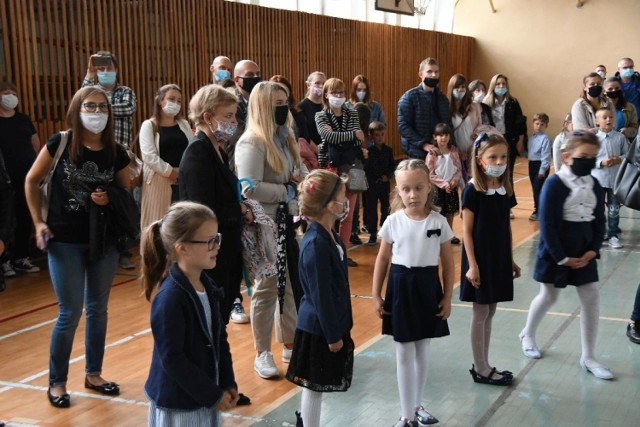 


1 września odbyło się rozpoczęcie roku w Szkole Podstawowej numer 33 w Kielcach. Uczniowie i nauczyciele spotkali się, by wspólnie celebrować rozpoczęcie roku szkolnego. Nie zabrakło elementów bezpieczeństwa - maseczek i przyłbic. 

>>Zobacz zdjęcia na kolejnych slajdach. 