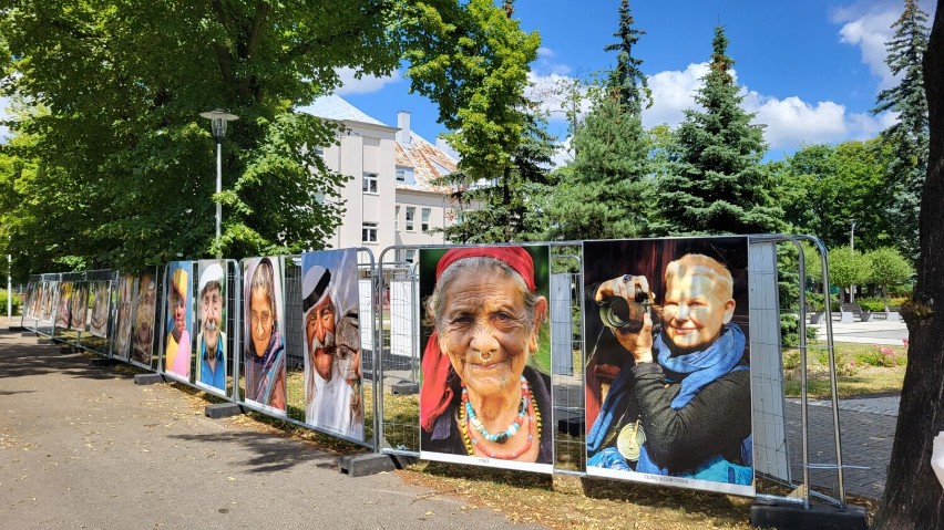 Uśmiech Świata - uliczna wystawa fotografii Elżbiety...