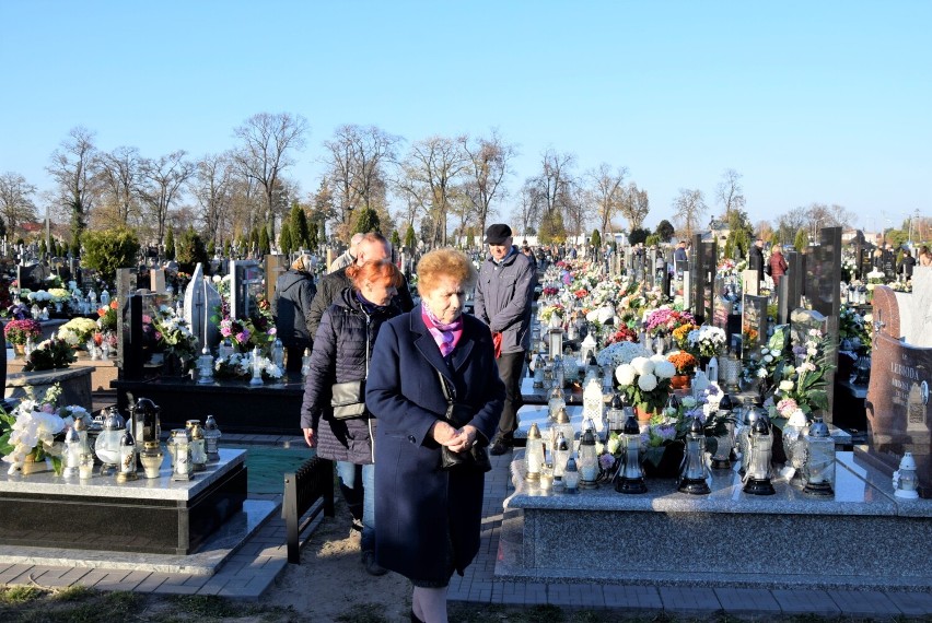 Po południu we Wszystkich Świętych na cmentarzu przy ul. Tuszewskiej w Łowiczu tłumów nie było