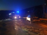Czołowe zderzenie na drodze powiatowej w Raciechowicach. Ruch odbywał się wahadłowo 