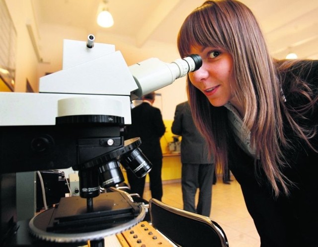 Uczennica Sylwia Żółkiewska przy mikroskopie do badania stali