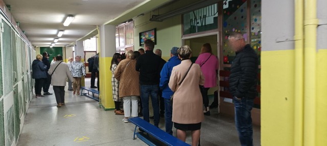 Wypory Parlamentarne 15 października 2023. W Wałbrzychu między godz. 15-16 kolejki do urn wyborczych. W jednym z lokali doszło do incydentu wyborczego