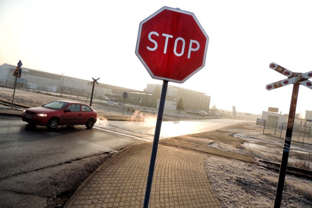 Kierowca mazdy nie zatrzymał się przed znakiem "stop" i uderzył w volvo.