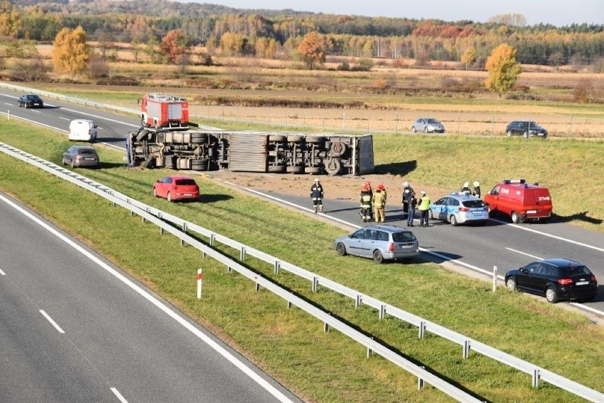 Tir wywrócił się na autostradzie A4 w Zaczarniu. Doga była zablokowana [ZDJĘCIA]