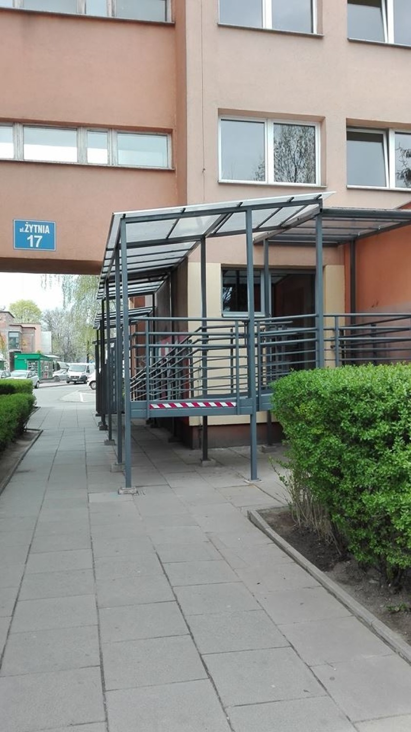 Kraków. Podjazd dla niepełnosprawnych utrudnił im życie