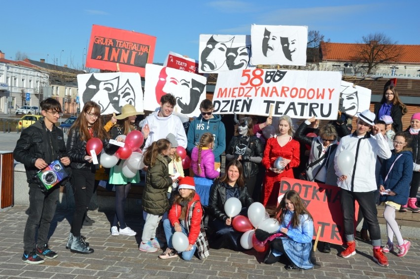 Żywą rzeźbę pt. "Dotknąć teatru" zbudowali na pl. Kościuszki...