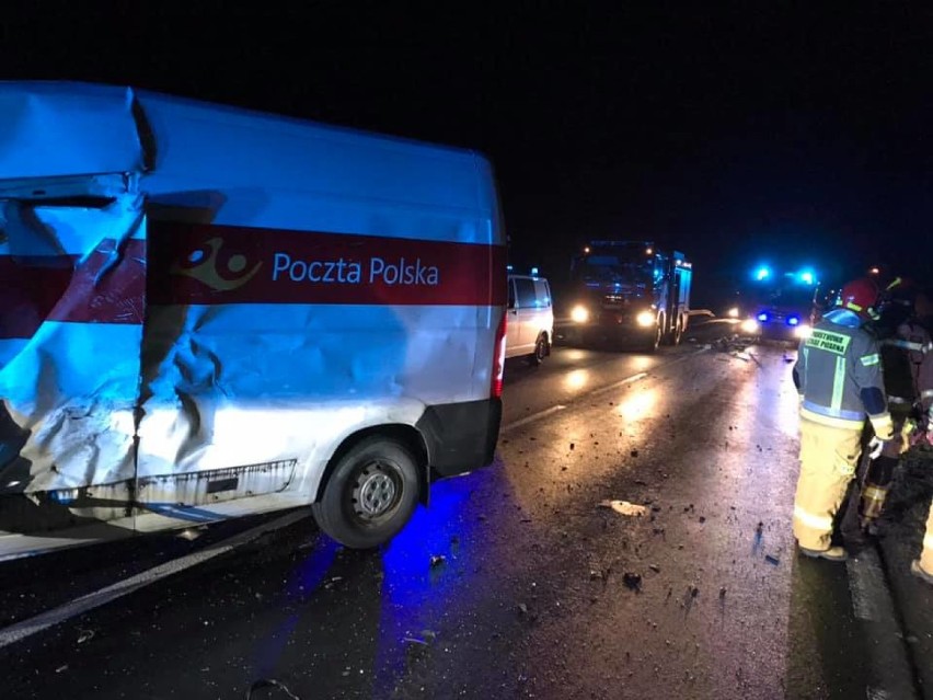 Gostyń. Nocny wypadek na drodze wojewódzkiej pod Krobią. Kierowca w stanie ciężkim trafił do szpitala [ZDJĘCIA] 