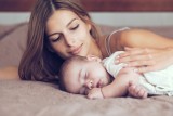 Twoje dziecko ma problem z wieczornym zasypianiem? Zobacz skuteczne sposoby, które sprawią, że niemowlak i przedszkolak szybciej zaśnie