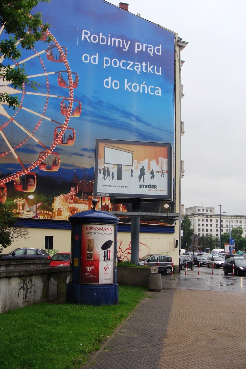 PGE &quot;Trują węglem&quot;? Ekolodzy zmienili hasło w centrum Warszawy