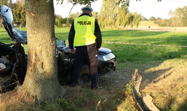 Golubsko-dobrzyńscy policjanci wyjaśniają okoliczności wypadku w miejscowości Nowa Wieś gm. Ciechocin. 

Na skutek uderzenia autem w drzewo zginęło dwóch pasażerów. 

Kierujący z obrażeniami ciała przewieziony został do szpitala.