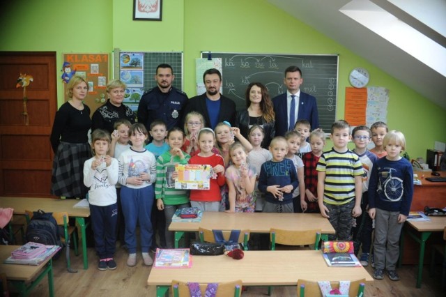 Akcja  "Z nami będzie bezpieczniej" trwa. To już czwarta jej odsłona. Inicjatorem jest "Tygodnik Lipnowski", a sponsorem Nowe Centrum Lipna. Odblaskowe misie trafią do uczniów klas pierwszych w całym powiecie lipnowskim. Razem z dziennikarzami, dzieci odwiedzają policjanci i pracownicy Wojewódzkiego Ośrodka Ruchu Drogowego we Włocławku, którzy przypominają zasady bezpiecznego poruszania po drodze. Teraz prezentujemy zdjęcia ze szkoły w Chrostkowie.