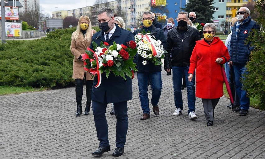 Piła. Delegacje złożyły kwiaty pod pomnikiem St. Staszica w 230. rocznicę uchwalenia Konstytucji 3 Maja. Zobaczcie zdjęcia