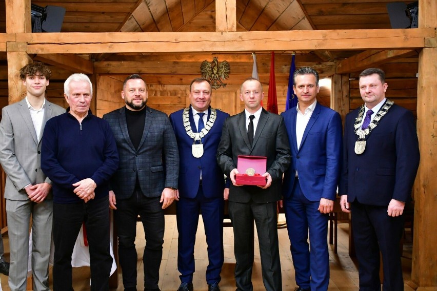 Stanisław Burza uhonorowany przez gminę Ryglice. Znany żużlowiec i trener odebrał specjalny medal podczas uroczystej sesji Rady Miejskiej 