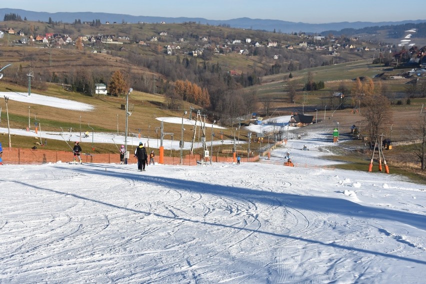 Pierwsi narciarze na wyciągu Ufo w Bukowinie Tatrzńskiej