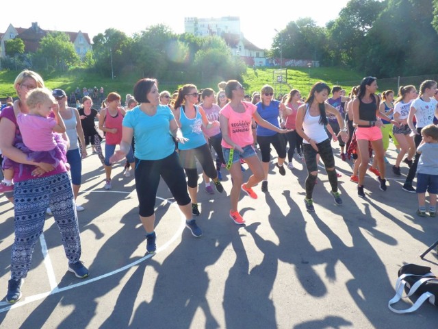 Za nami Festiwal Koszalin Pełnia Życia. W niedzielę miłośnicy ruchu na świeżym powietrzu spotkali się w Sportowej Dolinie, gdzie odbył się maraton zumby. Chętnych do takiego spędzenia wolnego czasu nie brakowało.