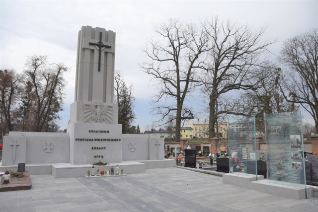 Pomnik w Szubinie waży 31 ton. Zamontowano przy nim szklane płyty upamiętniające m.in. poległych powstańców