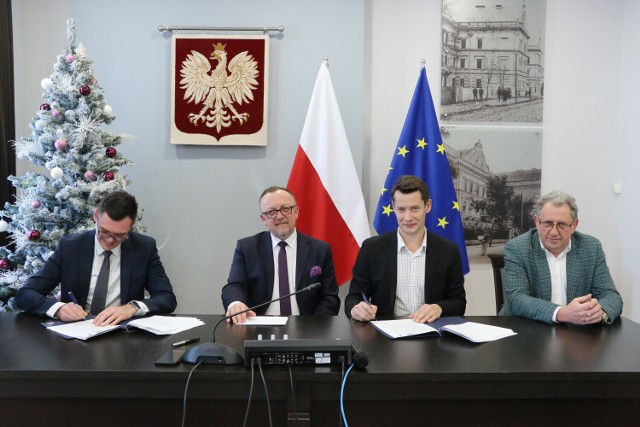 W spotkaniu uczestniczyli: poseł na Sejm RP Tadeusz Chrzan, starosta jarosławski Stanisław Kłopot, wicestarosta jarosławski Mariusz Trojak, członkowie Zarządu Powiatu Marek Kisielewicz oraz Krzysztof Cebulak, dyrektor PZD Paweł Tworek oraz przedstawiciel Przedsiębiorstwa Drogowo – Mostowego S.A. w Dębicy Piotr Jarosz.