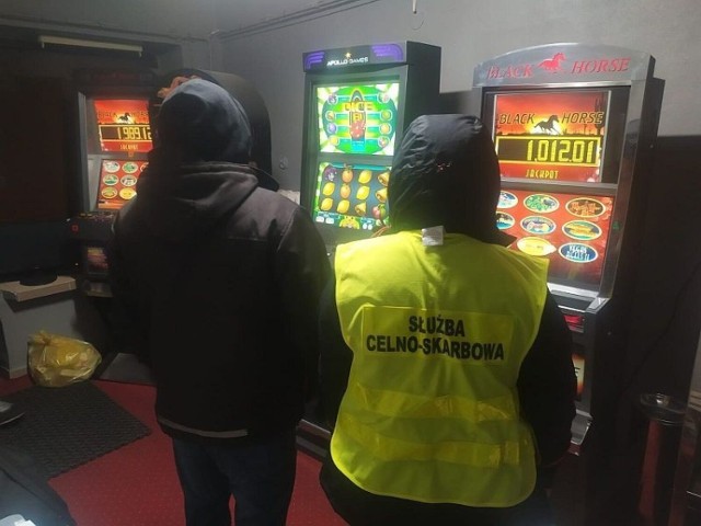 W Skarżysku-Kamiennej funkcjonariusze skonfiskowali pięć automatów do gier.