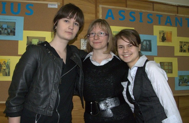 Zuzanna, Katarzyna i Aleksandra po egzaminie z języka angielskiego. Zdawały go w Gimnazjum nr 32.