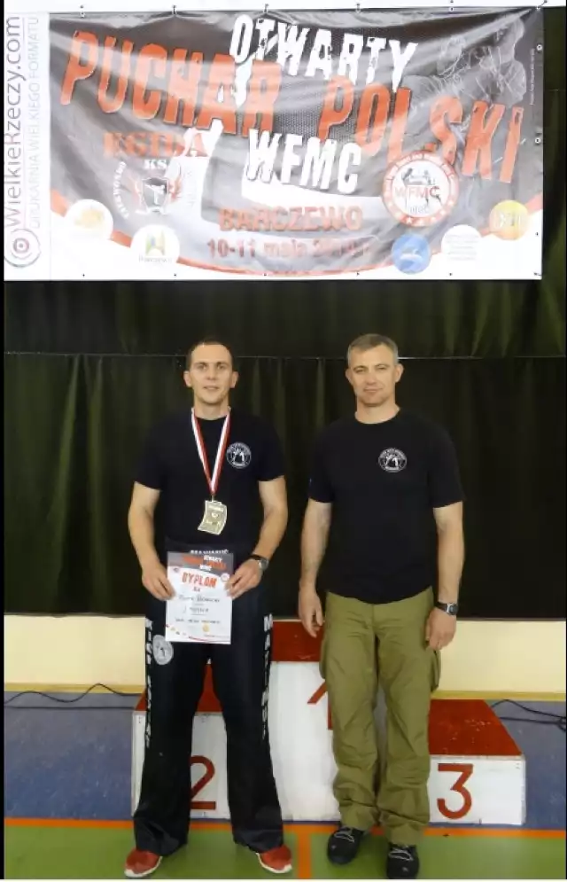 Piotr Borucki i trener Piotr Kohnke - klub kickboxingu Maximus