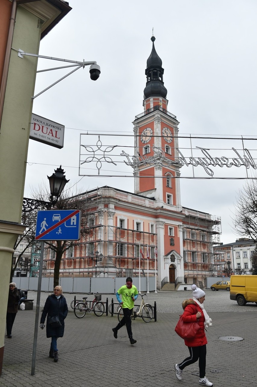 Leszno. Ratusz w rusztowaniach i tak będzie do jesieni. Potem zmieni kolor [ZDJĘCIA]