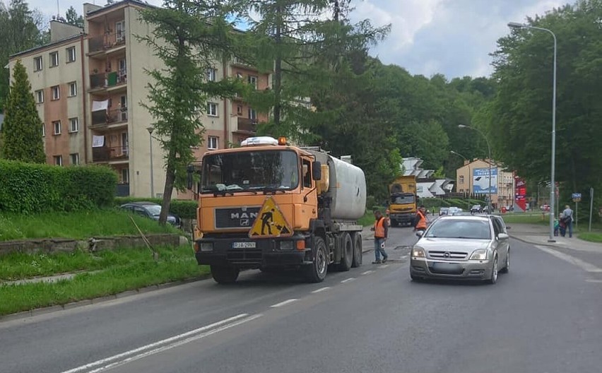 W Przemyślu trwa łatanie dziur w drogach. Wkrótce malowanie oznakowania poziomego [ZDJĘCIA]