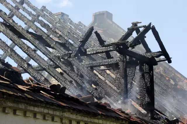 Pożar dużej stodoły pod Wrocławiem, w pobliżu Zalewu Mietkowskiego. Zdjęcie ilustracyjne