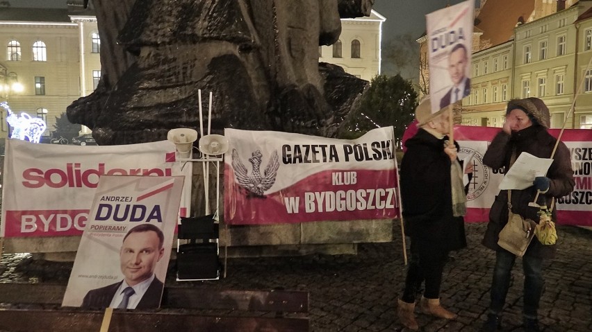 Manifestacja poparcia dla Andrzeja Dudy na Starym Rynku [zdjęcia, wideo]