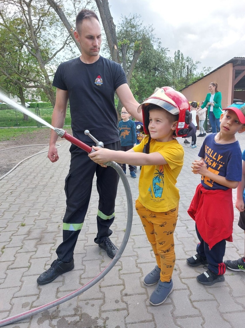 Maluchy z Przedszkola nr 2 w Zespole Szkolno-Przedszkolnym nr 1 w Oleśnicy z wizytą u strażaków 