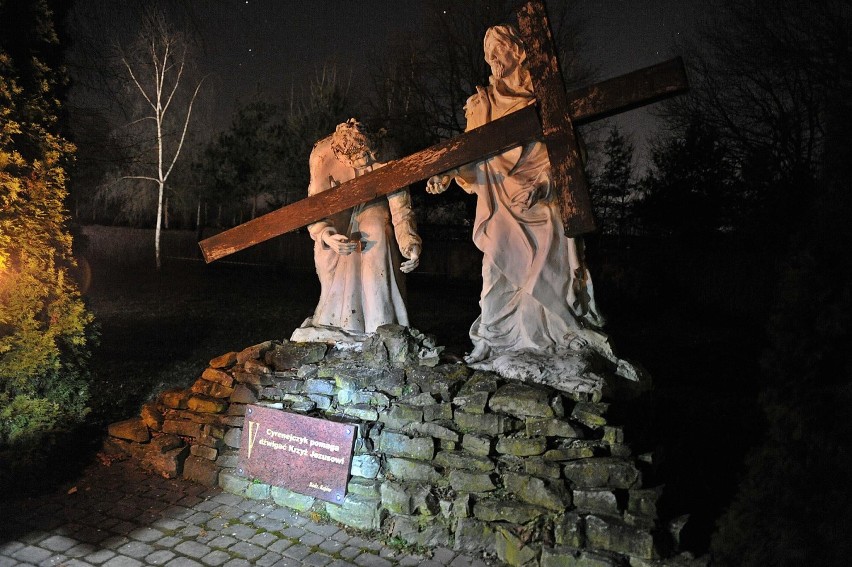Plenerowa Droga Krzyżowa w ogrodzie Bazyliki w Zduńskiej...