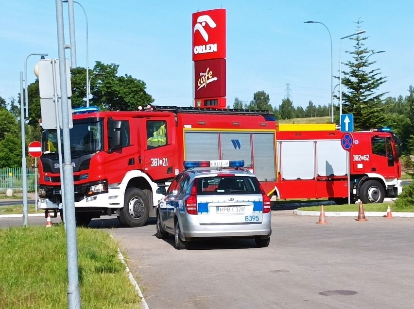 Strażacy sprawdzają, czy nie doszło do rozszczelnienia...