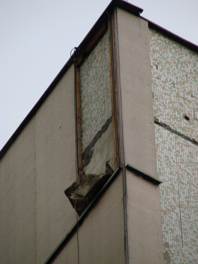 JAWORZNO: Azbestowa płyta odpadła z bloku mieszklanego na Podłężu i zniszczyła dwa samochody
