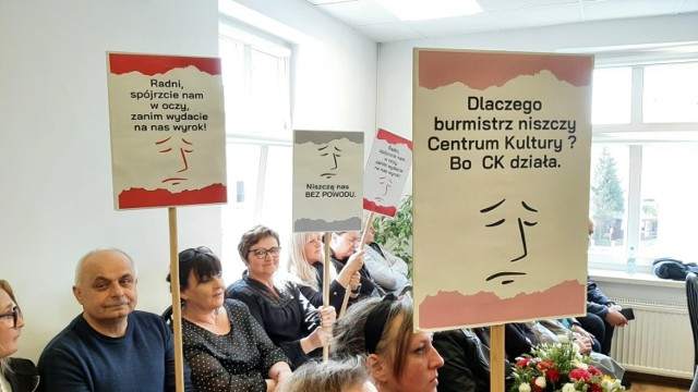 Na środową sesję w Głuchołazach przyszło kilkudziesięciu mieszkańców solidaryzując się z odwołanym dyrektorem Centrum Kultury.