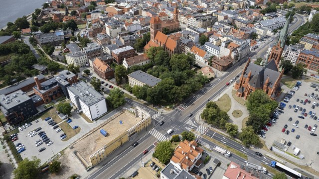 Pod koniec maja, podczas prac na terenie dawnego kinoteatru Grunwald, odkryto fragment średniowiecznego muru. Prace nad budową nowego teatru muzycznego, który ma powstać w tym miejscu, zostały wtedy wstrzymane. Kiedy ponownie ruszą?