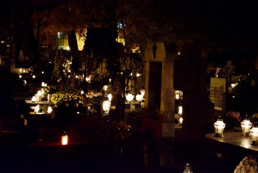 Zabytkowy Cmentarz Miejski na kaliskiej Rogatce nocą