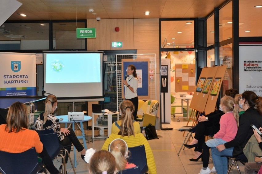 Dr Magdalena Kryger - lekarka-bajkopisarka - zawitała do kartuskiej biblioteki