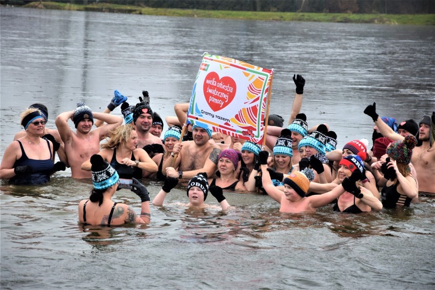 WOŚP 2022 w Poddębicach. Morsowanie i żonglerka z burmistrzem w Centrum w Byczynie ZDJĘCIA