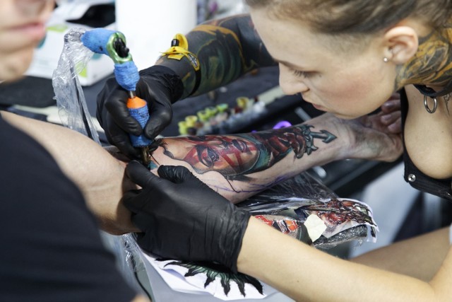 Tattoo Expo Opole 2019 odbędzie się w dniach 14-15 września, tradycyjnie w Centrum Wystawienniczo-Kongresowym w Opolu.

W Opolu po raz trzeci będziemy mieli okazję podziwiać na żywo pracę tatuatorów oraz zobaczymy najlepsze prace, jakie powstały podczas imprezy.

Szczegóły:  Tattoo Expo Opole 2019. Trzecia konwencja tatuażu w CWK w Opolu [program, kategorie konkursowe]